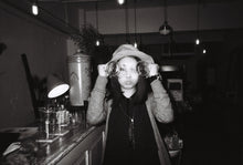Load image into Gallery viewer, Lomography Simple Use Reusable Film Camera - B&W Negative 400 (27 exposures)