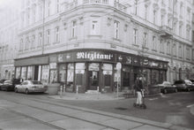 Load image into Gallery viewer, Lomography Simple Use Reusable Film Camera - B&W Negative 400 (27 exposures)
