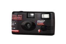 Load image into Gallery viewer, Lomography Simple Use Reusable Film Camera - B&amp;W Negative 400 (27 exposures)